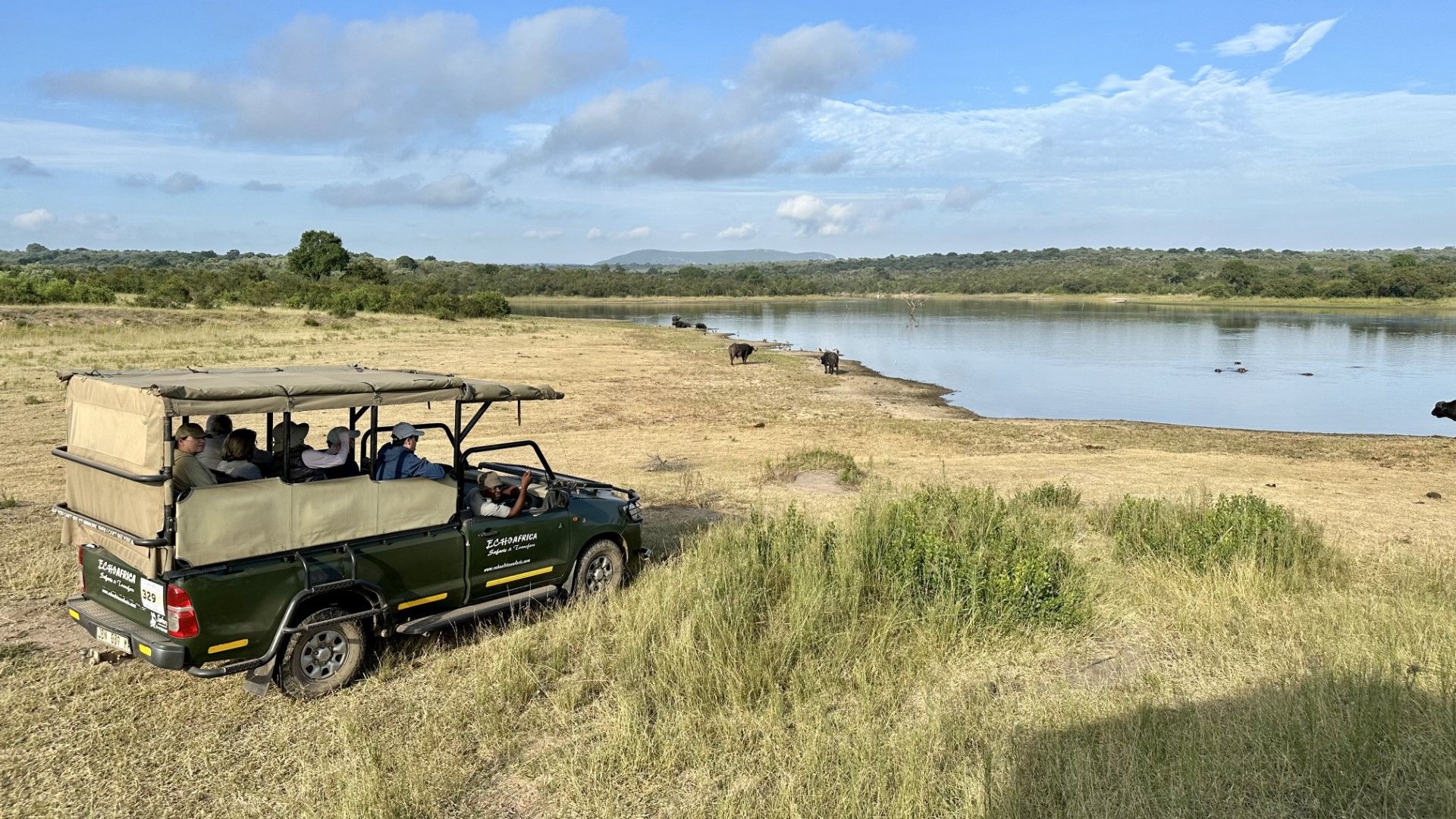 Ein Jeep steht an einem Wasserloch in Afrika